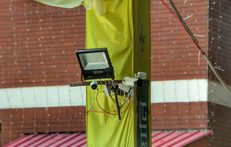 আগামীকাল ষষ্ঠী পূজার মাধ্যমে দেবী দুর্গাকে বরণ করে নেবেন সনাতন ধর্মাবলম্বীরা। এরপর সপ্তমী, অষ্টমী, নবমী ও বিজয়া দশমীর মধ্য দিয়ে চলবে এই মহোৎসব। ঢাকেশ্বরী মন্দিরে তাই শেষ মুহূর্তের প্রস্তুতির মধ্য দিয়ে ইতিমধ্যেই শুরু হয়ে গেছে আনন্দ-উৎসবের ছোঁয়া।