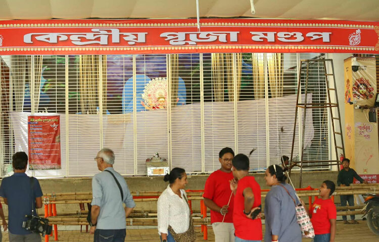 মন্দির প্রাঙ্গণে সর্বত্র ছড়িয়ে আছে উৎসবের আমেজ।