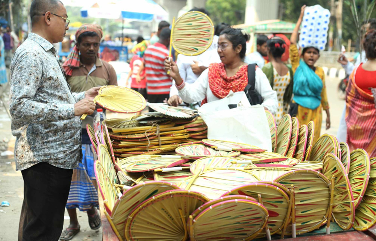 এ যেন রাজধানীর বুকে গ্রাম-বাংলার ঐতিহ্যবাহী মেলার আমেজ। ছবি: মাহবুব আলম