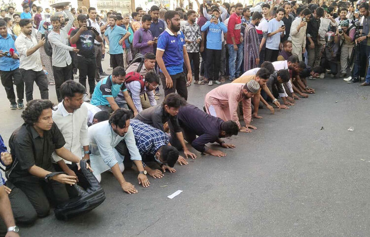 রায়ের খবরের পরই ধানমন্ডি ৩২ নম্বরে সেজদায় লুটিয়ে পড়েন ছাত্র-জনতা। কিছু ছাত্রের সেজদায় লুটিয়ে পড়ার দৃশ্য দেখে একে একে অন্যরাও সেজদায় লুটিয়ে সৃষ্টিকর্তার প্রতি প্রশংসা করেন।