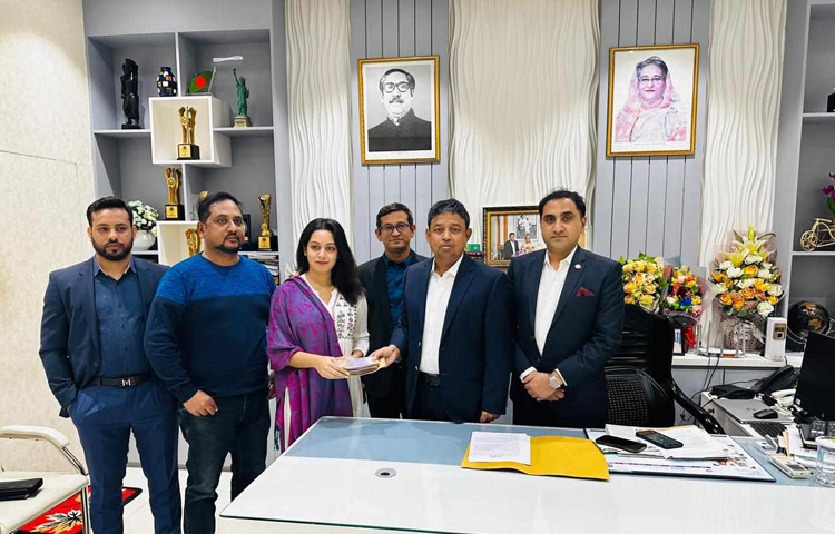 প্রতারণার ফাঁদে পা দিয়ে বিকাশ অ্যাকাউন্ট থেকে দেড় লাখ টাকা হারিয়েছেন চিত্রনায়িকা প্রার্থনা ফারদিন দীঘি। হারানো সেই টাকা উদ্ধার করে তাকে ফিরিয়ে দিয়েছে ঢাকা মহানগর গোয়েন্দা পুলিশ (ডিবি)। ছবি: তৌহিদুজ্জামান তন্ময়