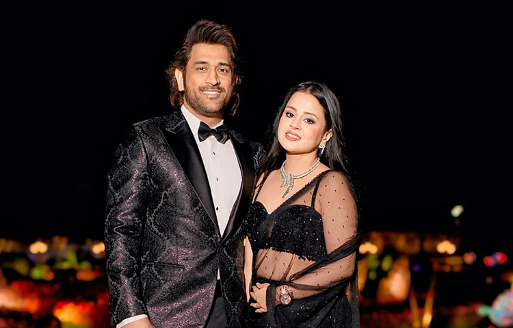 প্রাইভেট বিমানবন্দর থেকে একটি চার্টার্ড বিমানে করে স্ত্রী সাক্ষীকে নিয়ে বিয়েতে উপস্থিত হয়েছিরেন জোড়া বিশ্বকাপজয়ী ভারতীয় ক্রিকেট দলের কিংবদন্তি অধিনায়ক ধোনি। ছবি: সংগৃহীত