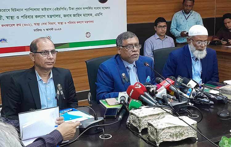 বিশ্ব স্বাস্থ্য সংস্থা অনুমোদন দিলে ডেঙ্গুর টিকা আনার চেষ্টা করা হবে বলে জানিয়েছেন স্বাস্থ্য ও পরিবার কল্যাণমন্ত্রী জাহিদ মালেক। আজ সচিবালয়ে জরায়ুমুখ ক্যানসার প্রতিরোধে হিউম্যান প্যাপিলোমা ভাইরাস টিকা প্রদান নিয়ে সংবাদ সম্মেলনে মন্ত্রী এ কথা জানান। ছবি: জাগো নিউজ