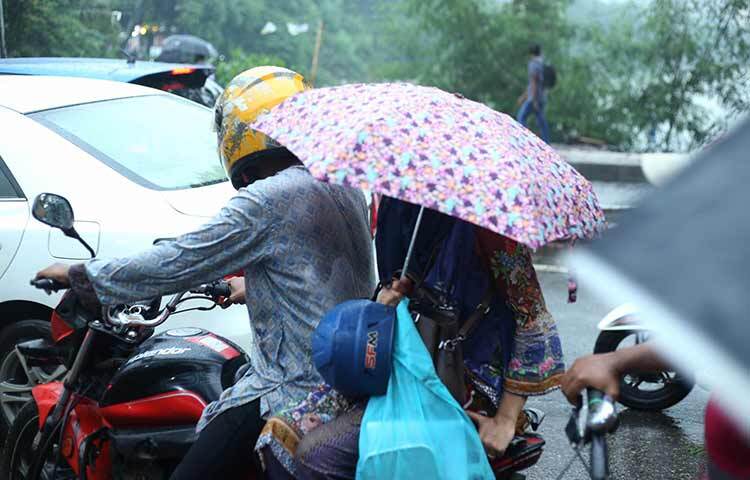আজ সারাদিন বৃষ্টি হওয়ায় রাজধানীর বাসিন্দারা বিপাকে পড়েছেন। বিশেষ করে কাজের জন্য বাইরে বের হওয়া মানুষ পড়েছেন ব্যাপক বিড়ম্বনায়। ছবি: মাহবুব আলম