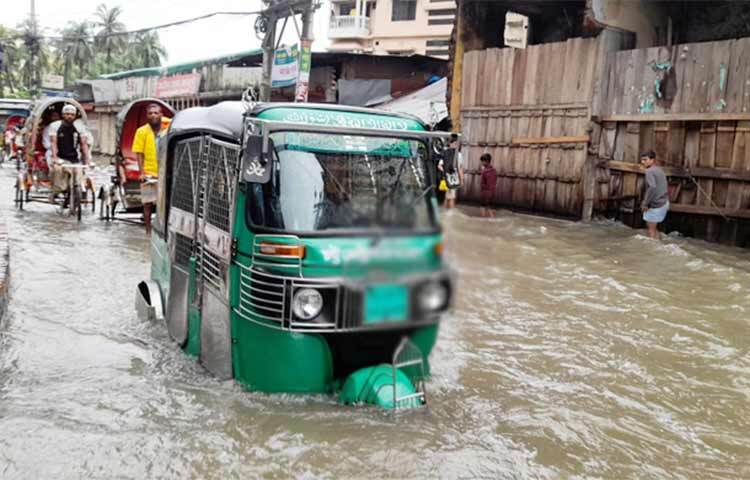 অতি বৃষ্টি ও জলবদ্ধতার কারণে মঙ্গলবার (৮ আগস্ট) চট্টগ্রাম মহানগরীর সরকারি-বেসরকারি সব স্কুল-কলেজ বন্ধ ঘোষণা করা হয়েছে। আজ বিকেল পৌনে ৫টার দিকে শিক্ষা মন্ত্রণালয়ের তথ্য ও জনসংযোগ কর্মকর্তা মোহাম্মদ আবুল খায়ের এ তথ্য জানান। ছবি: জাগো নিউজ
