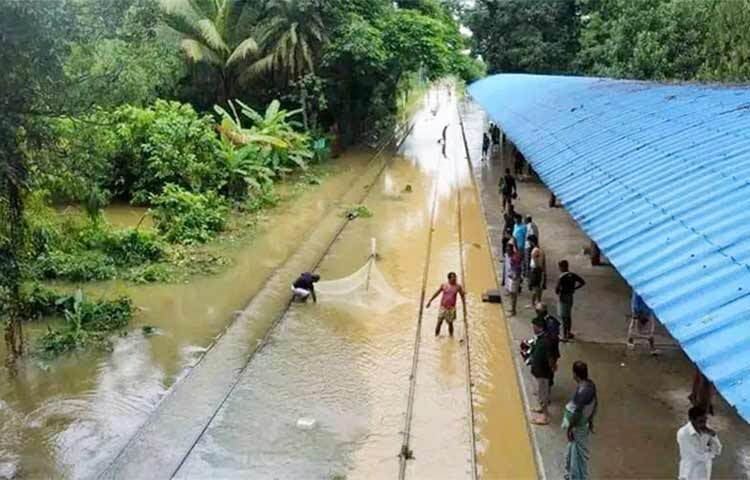টানা অতিবৃষ্টির কারণে রেললাইন পানির নিচে তলিয়ে যাওয়ায় সকাল থেকে চট্টগ্রাম বিশ্ববিদ্যালয়ে (চবি) চলাচল করেনি কোনো শাটল ট্রেন। এছাড়া প্রাকৃতিক দুর্যোগ পরিস্থিতি বিবেচনায় ৮ থেকে ১০ আগস্ট পর্যন্ত তিনদিন বিশ্ববিদ্যালয় বন্ধ ঘোষণা করা হয়েছে। ছবি: জাগো নিউজ