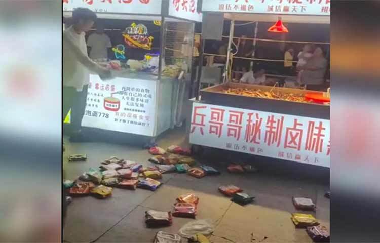 দোকানে গেছেন এক প্যাকেট ইনস্ট্যান্ট নুডুলস কিনতে। কিন্তু দাম বেশি হওয়ায় বিক্রেতার সঙ্গে দরকষাকষি শুরু করেন। এক পর্যায়ে ক্রেতাকে অপমানমূলক কথা শুনতে হয়। এ সময় তিনি দোকানের সব প্যাকেট কিনে রাস্তায় নষ্ট করেন। এরকমই একটি ঘটনা ঘটেছে চীনের শানডং প্রদেশে। এ ঘটনার ভিডিও নিয়ে সামাজিক যোগাযোগমাধ্যমে শুরু হয়েছে বিতর্ক। ছবি: সংগৃহীত