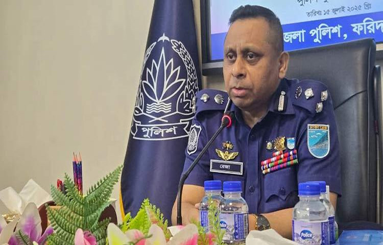 গোপালগঞ্জে সহিংসতার ঘটনায় কাউকে ছাড় দেওয়া হবে না। হামলার নেপথ্যে যারা ছিলেন সবাইকে আইনের আওতায় আনা হবে বলে জানিয়েছেন ঢাকা রেঞ্জের ডিআইজি রেজাউল করিম মল্লিক। ছবি: জাগো নিউজ