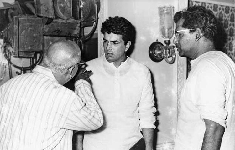 ১৯৩৫ সালের ৮ ডিসেম্বর পাঞ্জাবের লুধিয়ানায় ধর্মেন্দ্র সিং দেওল এর জন্ম। ছোটবেলায় সিনেমার প্রতি গভীর টানই তাকে মুম্বাইয়ে নিয়ে আসে। ১৯৬০ সালে ‘দিল বিহ তেরা হাম বিহ তেরে’ ছবির মাধ্যমে বলিউডে আত্মপ্রকাশ করেন তিনি। তবে তার আসল সাফল্যের শুরু হয় ষাটের দশকের মাঝামাঝি, যখন তিনি একের পর এক হিট ছবির মাধ্যমে দর্শকদের মনে জায়গা করে নেন।