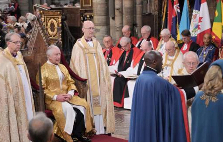 যুক্তরাজ্যের রাজা হিসেবে শপথ নিয়েছেন তৃতীয় চার্লস। পবিত্র গসপেলের ওপর হাত রেখে রাজ্যাভিষেকের শপথ নেন তিনি। রাজা হিসেবে তিনি তার প্রতিশ্রুতি পালন ও রক্ষা করবেন বলে শপথ নেন তৃতীয় চার্লস। ‘একনিষ্ঠ প্রোটেস্ট্যান্ট’ হিসেবেও শপথ নেন তিনি। ছবি: সংগৃহীত
