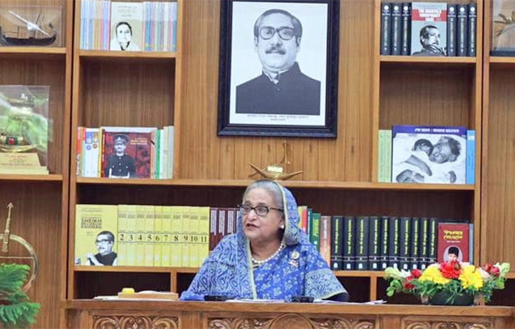 বিদেশি কোনো রাষ্ট্রের স্যাংশনস বা নিষেধাজ্ঞা দেওয়ার ভয় না পেয়ে নিজেদের আত্মবিশ্বাস নিয়ে চলতে হবে বলে জানিয়েছেন প্রধানমন্ত্রী শেখ হাসিনা। আজ বিকেলে সদ্য সমাপ্ত ত্রিদেশীয় সফর নিয়ে গণভবনে এক সংবাদ সম্মেলনে তিনি এ কথা বলেন। ছবি: সংগৃহীত