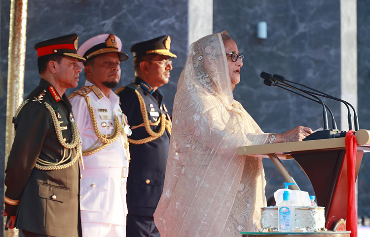 প্রধানমন্ত্রী শেখ হাসিনা আজ বিকেলে সশস্ত্র বাহিনী দিবস উপলক্ষে ঢাকা সেনানিবাসের সেনাকুঞ্জে আয়োজিত সংবর্ধনা অনুষ্ঠানে বক্তব্য রাখেন। ছবি: ইয়াসিন কবির জয়