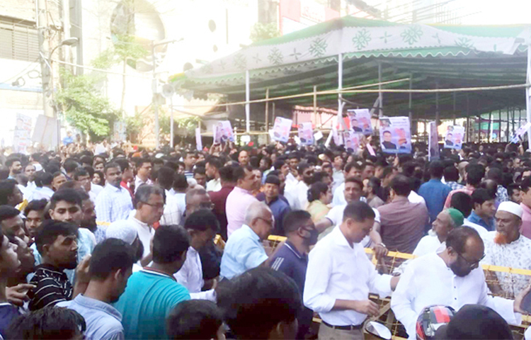 চারদিনে দ্বাদশ জাতীয় সংসদ নির্বাচনের জন্য আওয়ামী লীগের তিন হাজার ৩৬২টি মনোনয়ন ফরম বিক্রি হয়েছে। এতে ক্ষমতাসীন দলটির আয় হয়েছে ১৬ কোটি ৮১ লাখ টাকা। আজ বিকেলে বিষয়টি নিশ্চিত করেন আওয়ামী লীগের দপ্তর সম্পাদক বিপ্লব বড়ুয়া। ছবি: জাগো নিউজ