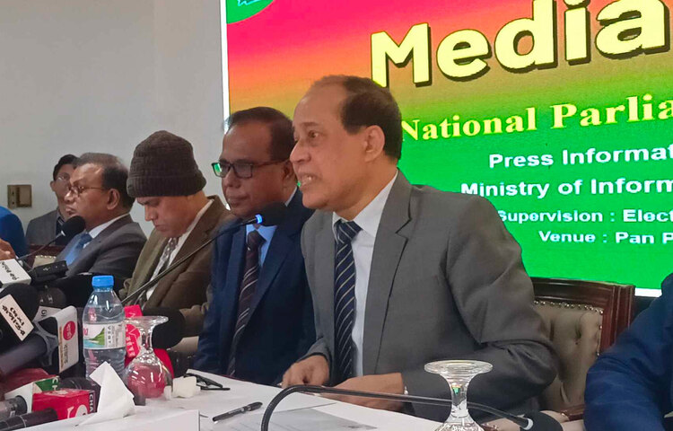 ভোট দিতে কোনো ধরনের চাপ দেওয়া হচ্ছে না বলে জানিয়েছেন প্রধান নির্বাচন কমিশনার কাজী হাবিবুল আউয়াল। আজ বিকেলে রাজধানীতে হোটেল সোনারগাঁওয়ে কূটনীতিকদের সঙ্গে বৈঠক শেষে সাংবাদিকদের কাছে এ কথা জানান তিনি। ছবি: মাহবুব আলম