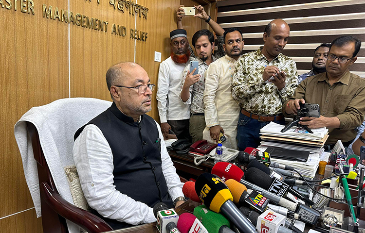 প্রধানমন্ত্রীর নেতৃত্বে ঘূর্ণিঝড় মোখা সফলভাবে মোকাবিলা করতে পেরেছেন বলে জানিয়েছেন দুর্যোগ ব্যবস্থাপনা ও ত্রাণ প্রতিমন্ত্রী ডা. মো. এনামুর রহমান। আজ সচিবালয়ের নিজ দপ্তরে সাংবাদিকদের প্রশ্নের জবাবে তিনি এ তথ্য জানান। ছবি: ইসমাইল হোসেন রাসেল