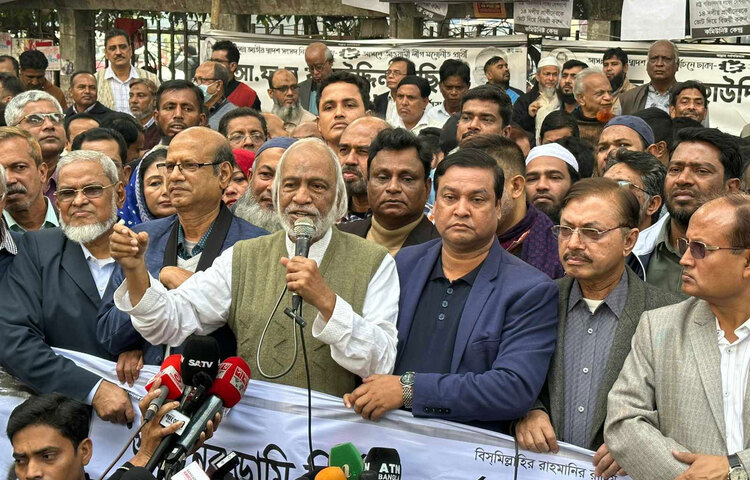 বিএনপির স্থায়ী কমিটির সদস্য ড. আবদুল মঈন খান বলেছেন, ক্ষমতাসীন আওয়ামী লীগ সরকার দেশের নির্বাচন ব্যবস্থা ধ্বংস করেছে। আজ দুপুরে রাজধানীর জাতীয় প্রেস ক্লাবের সামনে বাংলাদেশ সম্মিলিত পেশাজীবী পরিষদ আয়োজিত জনসংযোগ ও লিফলেট বিতরণ কর্মসূচিতে প্রধান অতিথির বক্তব্যে তিনি এসব কথা বলেন। রায়হান আহমেদ