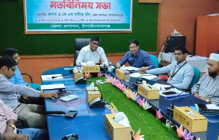 চাঁপাইনবাবগঞ্জ, রাজশাহী ও নওগাঁ থেকে কুরিয়ার সার্ভিসে একই খরচে রাজধানী ঢাকায় আম পরিবহনের প্রস্তাব দেওয়া হয়েছে। এ বিষয়ে তিন জেলার জেলা প্রশাসক একমত হয়েছেন। আজ সকালে জেলা প্রশাসকের কার্যালয়ের সম্মেলন কক্ষে আম পরিবহন সংক্রান্ত মতবিনিময় সভায় এই উদ্যোগের কথা জানান চাঁপাইনবাবগঞ্জের জেলা প্রশাসক এ কে এম গালিভ খাঁন। ছবি: সোহান মাহমুদ