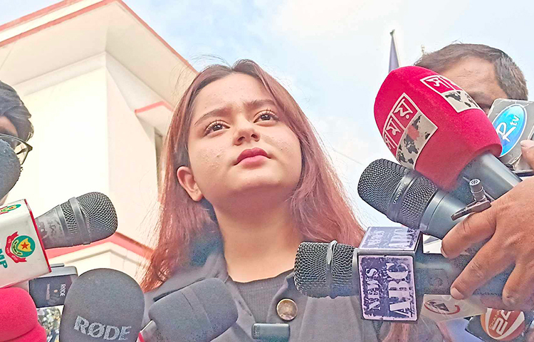 ডিবিতে আটক সাইবার বুলিংকারীকে ক্ষমা করে দিয়েছে শিশুশিল্পী সিমরিন লুবাবা। আজ দুপুর আড়াইটার দিকে মিন্টো রোডে সাংবাদিকদের সঙ্গে আলাপকালে এসব তথ্য জানায় লুবাবা। ছবি: তৌহিদুজ্জামান তন্ময়