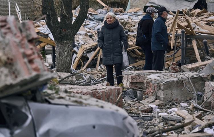 ইউক্রেনের একটি হাসপাতালে রাশিয়ার হামলায় চারজন নিহত হয়েছে। দেশটির পূর্বাঞ্চলীয় আদভিভকা শহরে ক্ষেপণাস্ত্র হামলা চালিয়েছে রুশ বাহিনী। দনেৎস্ক অঞ্চলের গভর্নর পাভলো কিরিলেনকো এ তথ্য নিশ্চিত করেন। ছবি: সংগৃহীত