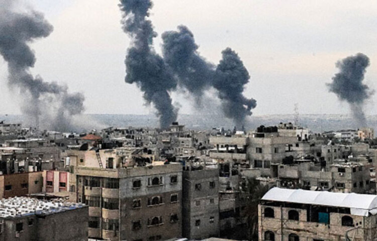 অবরুদ্ধ গাজা উপত্যকার খান ইউনিসে ফিলিস্তিনি রেড ক্রিসেন্টের সদরদপ্তরে হামলা চালিয়েছে ইসরায়েলি বাহিনী। এতে কমপক্ষে সাতজন আহত হয়েছে। রেড ক্রিসেন্টের সদর দপ্তরের ৬ষ্ঠ তলায় হামলা চালানো হয়। ছবি: সংগৃহীত