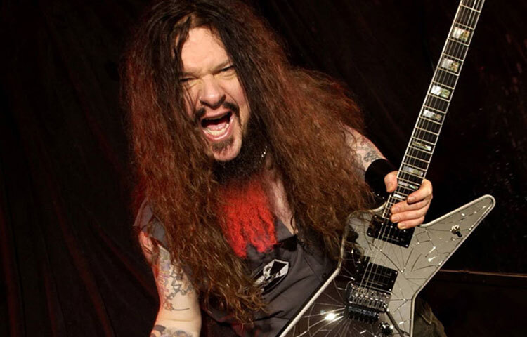 ডাইমব্যাগ ড্যারেল: ২০০৪ সালে মার্কিন রক ব্যান্ড ‘প্যান্টেরা’র কিংবদন্তি গিটারিস্ট ডাইমব্যাগ ড্যারেল লাইভ কনসার্টে বাজাচ্ছিলেন নিজের হৃদয় উজাড় করে। হঠাৎই এক বন্দুকধারী দর্শক মঞ্চে উঠে এসে গুলি চালায়। প্রথমে দর্শকেরা ভেবেছিলেন, এটি পারফরম্যান্সেরই অংশ। কিন্তু কিছুক্ষণের মধ্যেই রক্তে ভেসে যায় মঞ্চ। সেই রাতের ভয়াবহ স্মৃতি আজও রকপ্রেমীদের চোখে জল এনে দেয়।