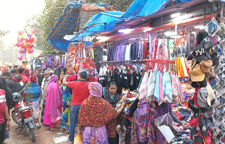 বিকেল থেকে শহরের গোর-এ শহীদ ময়দানে দেখা যায়, কাপড়ের দোকানগুলোতে মানুষের উপচে পড়া ভিড়। ক্রেতারা তাদের নিজের এবং পরিবারের সদস্যদের জন্য গরম কাপড় কিনছেন। মধ্যরাত পর্যন্ত চলে এই বেচাকেনা।