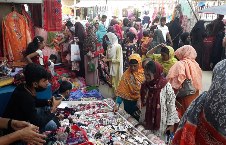 ঈদকে সামনে রেখে রমজানের শুরুতেই মুখরিত হয়ে ওঠেছে দিনাজপুরের বউবাজার। ছবি: এমদাদুল হক মিলন