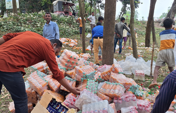 কুরিয়ারের মাধ্যমে নকল পণ্য সরবরাহের অপরাধে দুই ব্যবসায়ীকে এক মাস করে কারাদণ্ডাদেশ দিয়েছেন ভ্রাম্যমাণ আদালত। ছবি: মাহাবুর রহমান