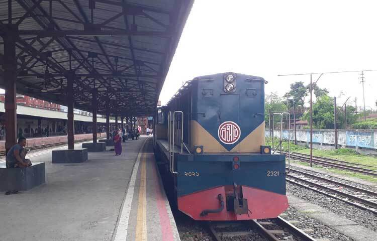 কোটা সংস্কার আন্দোলন ঘিরে সহিংসতার জেরে কারফিউ এবং বর্তমান পরিস্থিতিতে স্বল্প দূরত্বে ট্রেন চলাচল শুরু হয়েছে। তবে আন্তঃনগর কোনো ট্রেন চালু হয়নি। ছবি: এমদাদুল হক মিলন