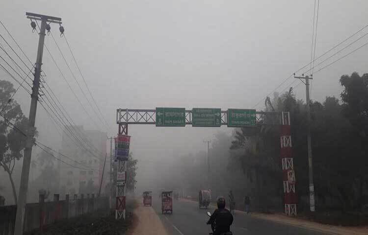 দিনাজপুরে শীতের প্রতিনিয়ত ছন্দপতন ঘটছে। ধারাবাহিকতা নেই। তাপমাত্রা উঠানামার মধ্যে রয়েছে। তবে বুধবার মাঘের প্রথম দিনে ঘন কুয়াশায় ঢাকা পড়েছে দিনাজপুর। ছবি: এমদাদুল হক মিলন