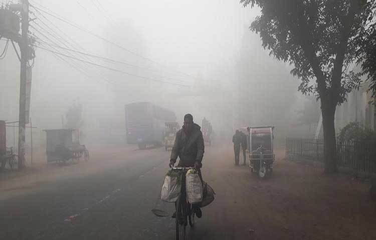 উত্তরের হিমেল হাওয়া ও ঘন কুয়াশায় বিপর্যস্ত হয়ে পড়েছে দিনাজপুরের জনজীবন। তাপমাত্রা নেমেছে ১০.১ ডিগ্রি সেলসিয়াসে। ঠান্ডা বাতাস প্রবাহিত হচ্ছে পাঁচ কিলোমিটার বেগে। ছবি: এমদাদুল হক মিলন