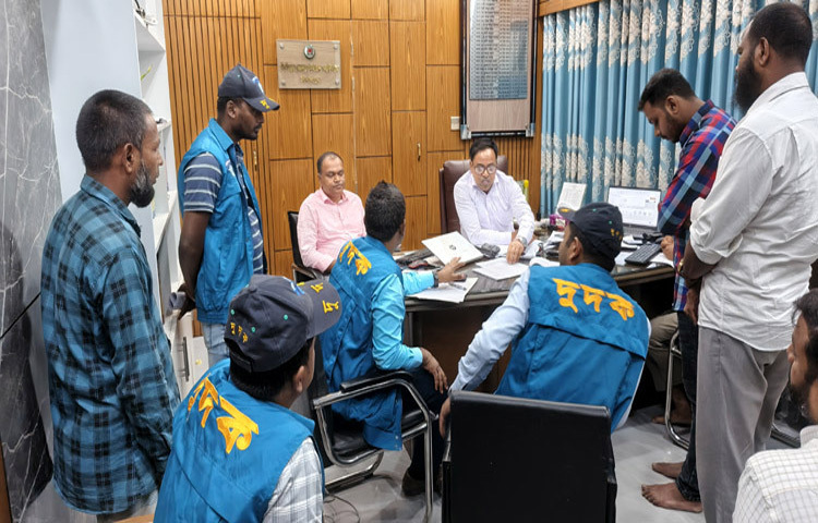 দিনাজপুর জেলা নির্বাচন অফিসে অভিযান চালিয়েছে দুর্নীতি দমন কমিশন (দুদক)। ছবি: এমদাদুল হক মিলন