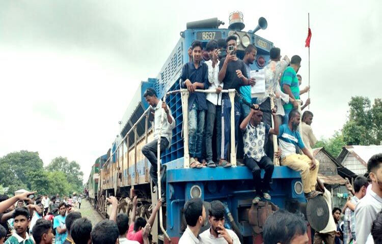 দিনাজপুরের বোচাগঞ্জের সেতাবগঞ্জ রেলস্টেশনে পঞ্চগড় এক্সপ্রেসের যাত্রা বিরতির দাবিতে রেলপথ অবরোধ করেছে স্থানীয়রা। এ সময় অবরোধকারীরা ট্রেনটি পাঁচ মিনিট আটকে রাখেন। ছবি: এমদাদুল হক মিলন