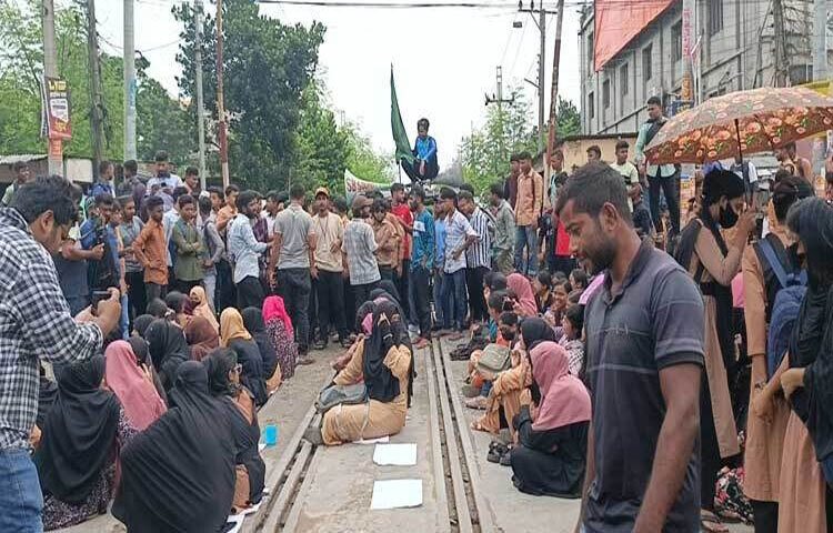 পলিটেকনিকে ক্রাফট ইন্সট্রাক্টরদের স্থানান্তর, তাদের প্রমোশন বাতিলসহ বিভিন্ন দাবিতে দিনাজপুরে সড়কপথ ও রেলপথ অবরোধ করেছেন শিক্ষার্থীরা। ছবি: এমদাদুল হক মিলন