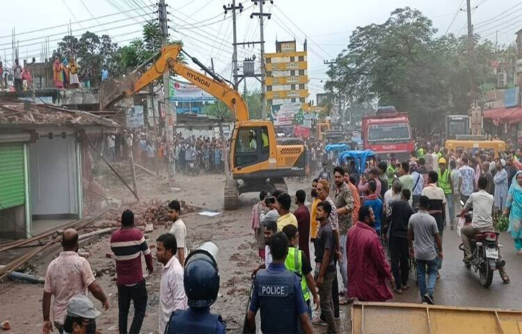 দিনাজপুর শহরের পুলহাট থেকে খানপুর পর্যন্ত ১২ কিলোমিটার সড়কের পাশের অবৈধ স্থাপনা উচ্ছেদ শুরু করেছে দিনাজপুর সড়ক বিভাগ। ছবি: এমদাদুল হক মিলন
