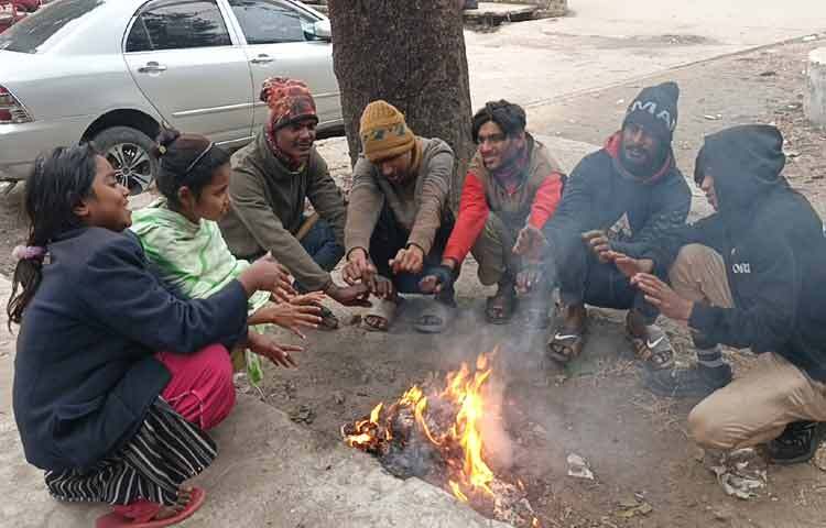 হিমালয়ের পাদদেশের জেলা দিনাজপুরে তাপমাত্রা কমে মৃদু শৈত্যপ্রবাহ শুরু হয়েছে। একদিনে ব্যবধান দিনাজপুরে ২ ডিগ্রি তাপমাত্রা কমে ৯ দশমিক ৬ ডিগ্রিতে নেমেছে। কুয়াশা ও শীতের তীব্রতায় জনজীবন কাহিল হয়ে পড়েছে। ছবি: এমদাদুলহক মিলন