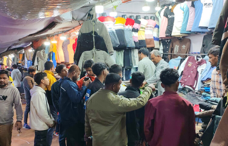 পরিবার নিয়ে শীতের কাপড় কিনতে আসা সামাদ সরকার বলেন, হঠাৎ করে বেশি শীত পড়েছে। তাই পরিবার নিয়ে টুকটাক শীতের কাপড় কিনতে বের হয়েছি। এত ভিড় হবে ভাবিনি।