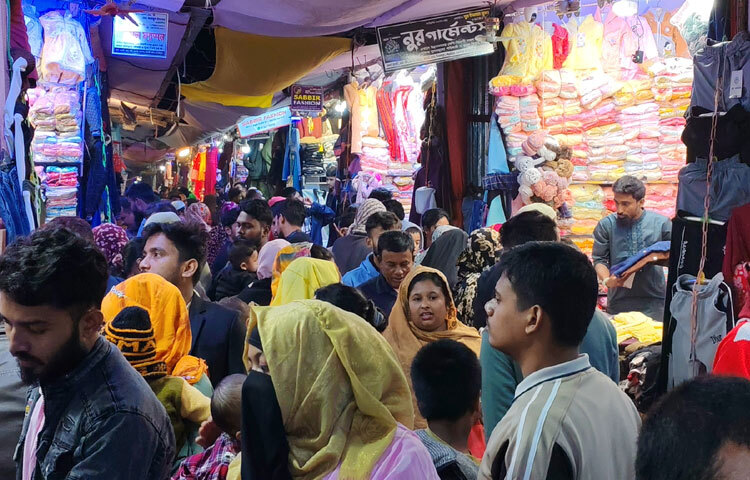 দিনাজপুর আঞ্চলিক আবহাওয়া পর্যবেক্ষণাগার কেন্দ্রের ভারপ্রাপ্ত কর্মকর্তা তোফাজ্জল হোসেন বলেন, শীত আরও বাড়বে। তাপমাত্রা ৬ থেকে ৪ ডিগ্রি পর্যন্ত নেমে আসতে পারে।
