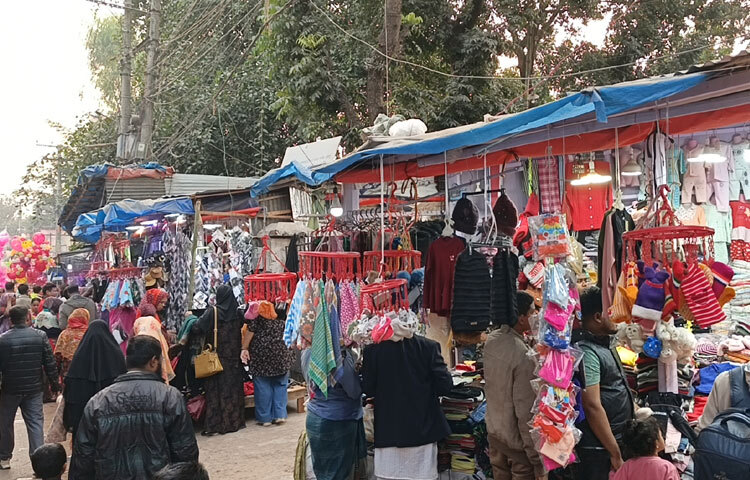 দোকানদার নজরুল ইসলাম জানান, এতদিন তেমন বেচাকেনা হয়নি। শুক্র-শনিবার ছুটির দিনে বেশ ভালো বেচাকেনা হয়।