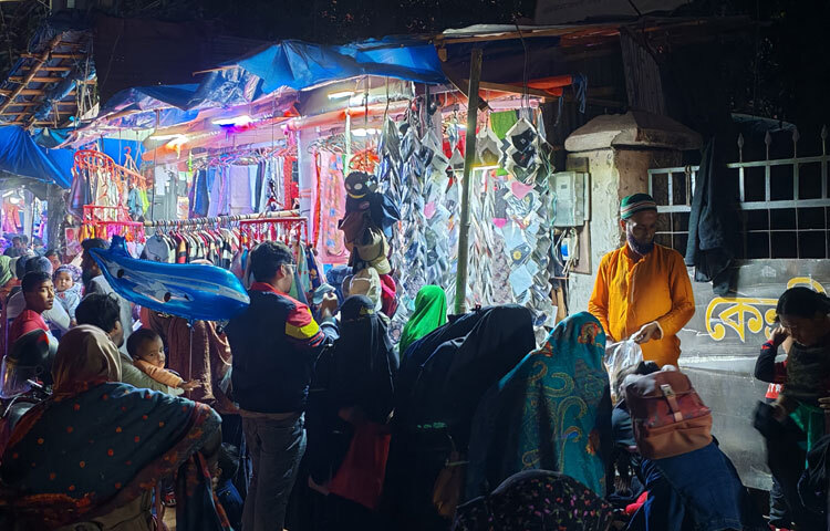 বেচাকেনাও হয় বেশ। সন্ধ্যার পরও দোকানগুলো থেকে ক্রেতাদেরকে হাতের ও পায়ের মোজা, মাফলার, টুপি, কানটুপি জাতীয় কাপড় কিনতে দেখা যায়।