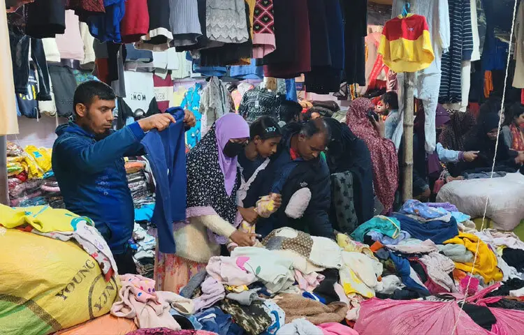 শীত বেশি অনুভূত হওয়ায় এবং মৃদু শৈত্যপ্রবাহের আশঙ্কা দেখা দেওয়ায় ছুটির দিনে মানুষ শহরের পুরাতন কাপড়ের দোকানগুলোতে সারাদিন জমায়।