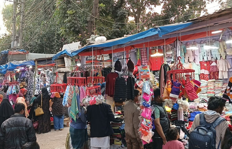 আবহাওয়া অফিস সূত্রে জানা যায়, উত্তর-পশ্চিম দিক থেকে হিমেল হাওয়া প্রবাহিত হওয়ায় শীত বেশি অনুভূত হচ্ছে।