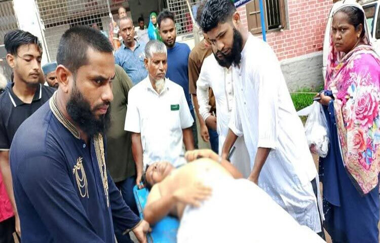 দিনাজপুরে গণঅধিকার পরিষদের বিক্ষোভ মিছিলে পুলিশের সঙ্গে ধস্তাধস্তি ও লাঠিচার্জের ঘটনা ঘটেছে। এসময় জেলা গণঅধিকার পরিষদের সভাপতি শফিকুল ইসলাম আহত হয়েছেন। তাকে দিনাজপুর মেডিকেল কলেজ হাসাপাতালে ভর্তি করা হয়েছে। ছবি: এমদাদুল হক মিলন