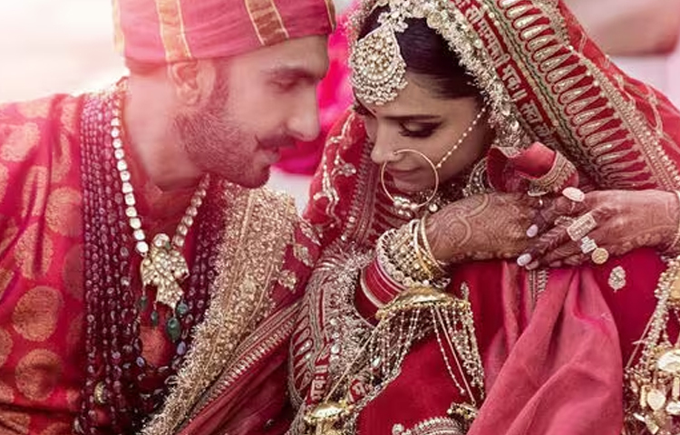 বলিউডের সবচেয়ে আলোচিত বিয়ে দীপিকা পাডুকোন ও রণবীর সিং এর।  ২০১৮ সালে ইটালির লেক কোমোতে গিয়ে রূপকথার বিয়েতে আবদ্ধ হয়েছিলেন তারা। বিয়ের ৫ বছর পর তারা তাদের বিয়ের ভিডিও-ছবি প্রকাশ্যে আনেন।  ছবি: সংগৃহীত