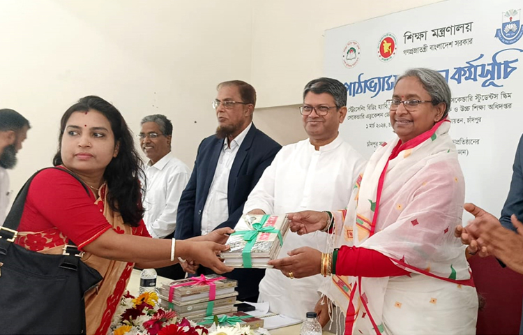 চাঁদপুরে শিক্ষা মন্ত্রণালয়ের পাঠাভ্যাস উন্নয়ন কর্মসূচির আওতাধীন শিক্ষাপ্রতিষ্ঠানে বই হস্তান্তর অনুষ্ঠানে প্রধান অতিথির বক্তব্যে আওয়ামী লীগের যুগ্ম-সাধারণ সম্পাদক ও সমাজকল্যাণ মন্ত্রী ডা. দীপু মনি বলেন, মনের দরজা-জানালা খুলতে বই পড়তে হবে। ছবি: শরীফুল ইসলাম