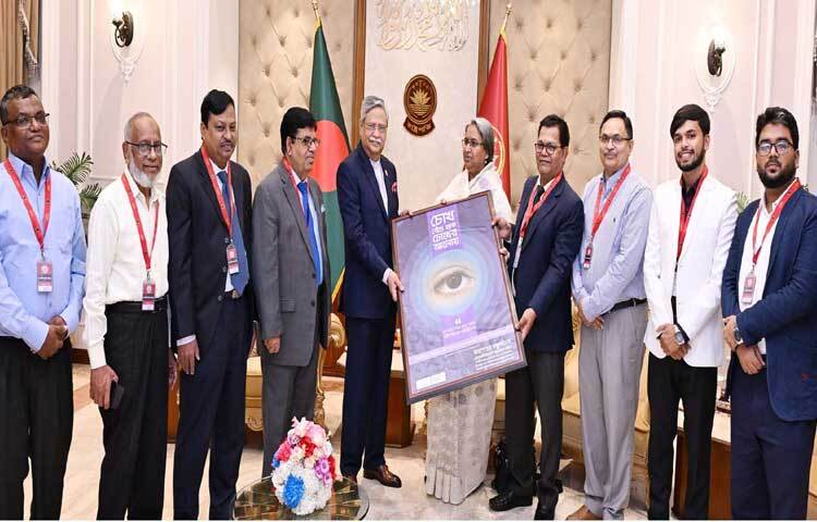 বঙ্গভবনে সমাজকল্যাণ মন্ত্রী ডা. দীপু মনির নেতৃত্বে রাষ্ট্রপতি মো. সাহাবুদ্দিনের সঙ্গে সাক্ষাৎ করেন সন্ধানী জাতীয় চক্ষুদান সমিতির প্রতিনিধিদল।  ছবি: পিআইডি