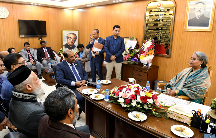 নবনিযুক্ত সমাজকল্যাণ মন্ত্রী ডা. দীপু মনির সঙ্গে সচিবালয়ে তার অফিসকক্ষে মন্ত্রণালয়ের সচিব ও অধীন দপ্তর প্রধানগণ সাক্ষাৎ করেন। ছবি: পিআইডি