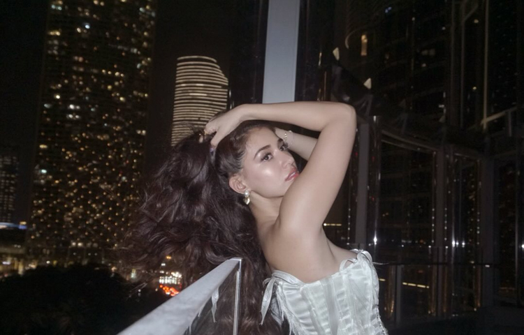 দিশা পাটানি মানেই ভক্ত-অনুরাগীদের কল্পনায় ধরা দেয় বিকিনি, সুডৌল শরীর, তন্বী চেহারা, সুন্দর মসৃণ, ঝলমলে ত্বক। তবে এবার সাদা টপস ও জিন্সে ধরা দিয়েছেন এই ‘বার্বি ডল’। ছবি: দিশা পাটানির ফেসবুক থেকে