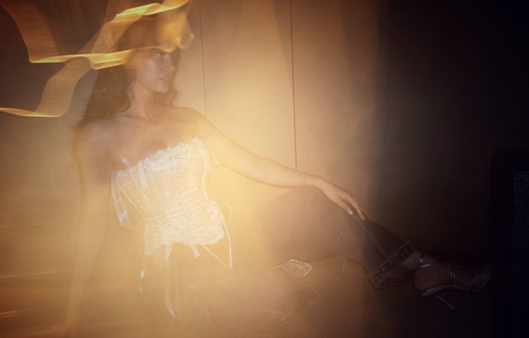 এলোমেলো চুলে এ যেন এক অন্যরকম দিশা। অনেকটাই যেন আলো-আধারের খেলা। ছবি: দিশা পাটানির ফেসবুক থেকে