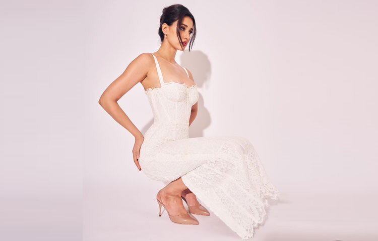 পোশাকের সঙ্গে মানানসই করে দিশা বেছে নিয়েছেন বেইজ রঙের ক্ল্যাসিক হিল। এই সামান্য সংযোজন শুধু তার পায়ের সৌন্দর্যকেই উজ্জ্বল করেনি, বরং পুরো লুককে দিয়েছে এক পালিশড ও পরিপূর্ণ সমাপ্তি।